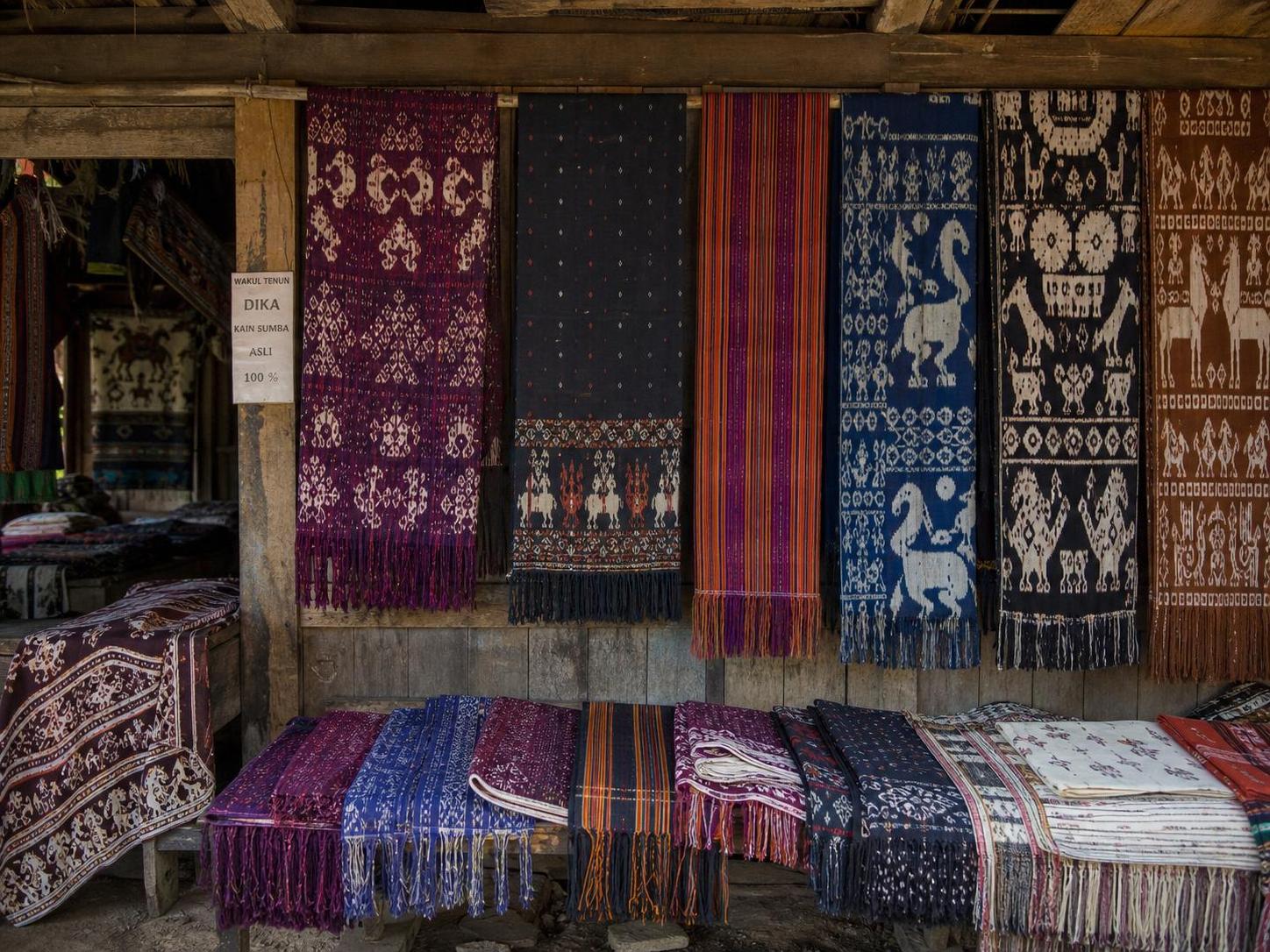 Produk tenun Sumba dipamerkan di ruang pemasaran