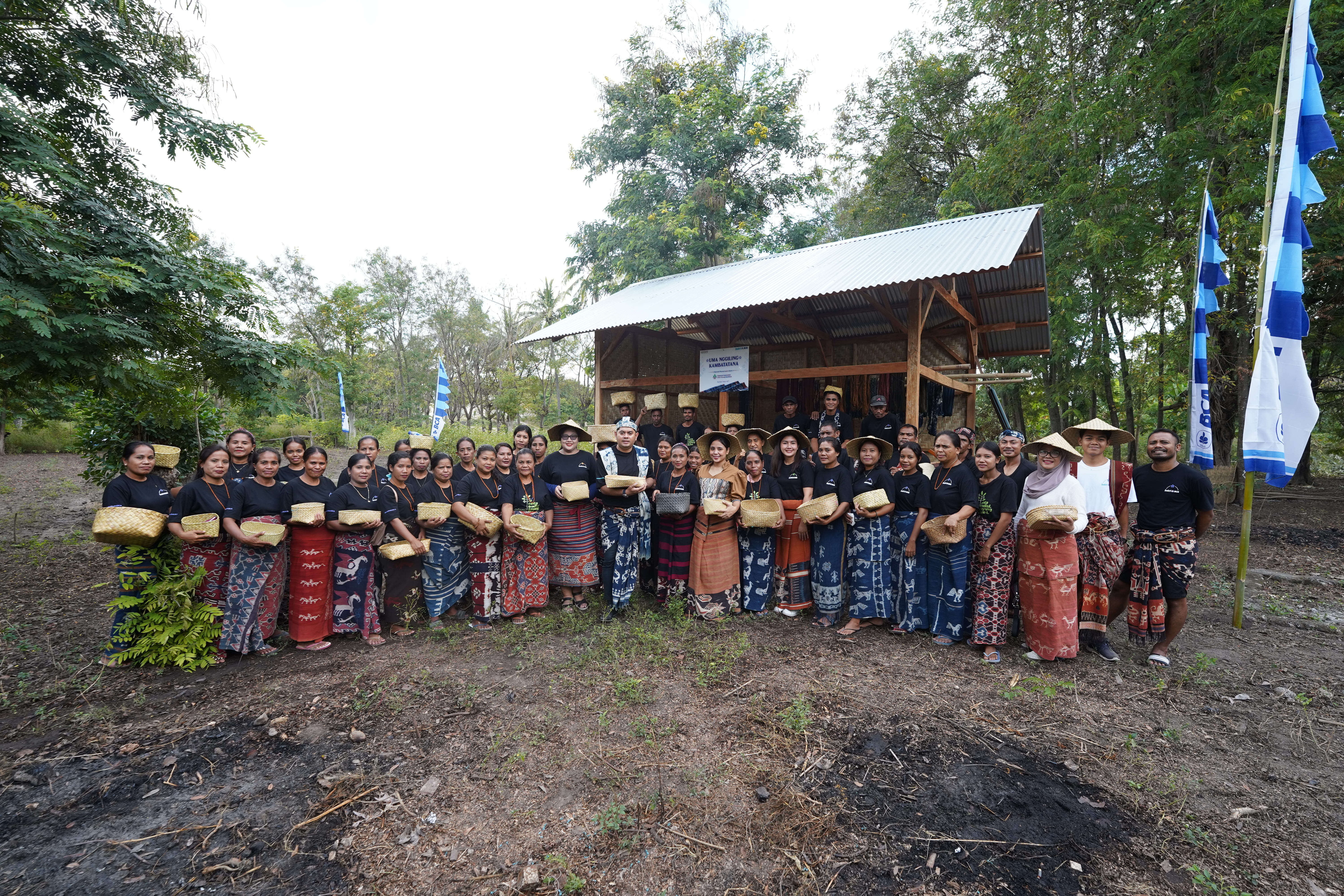 Foto bersama anggota uma tinung kambata saat panen raya kapas  