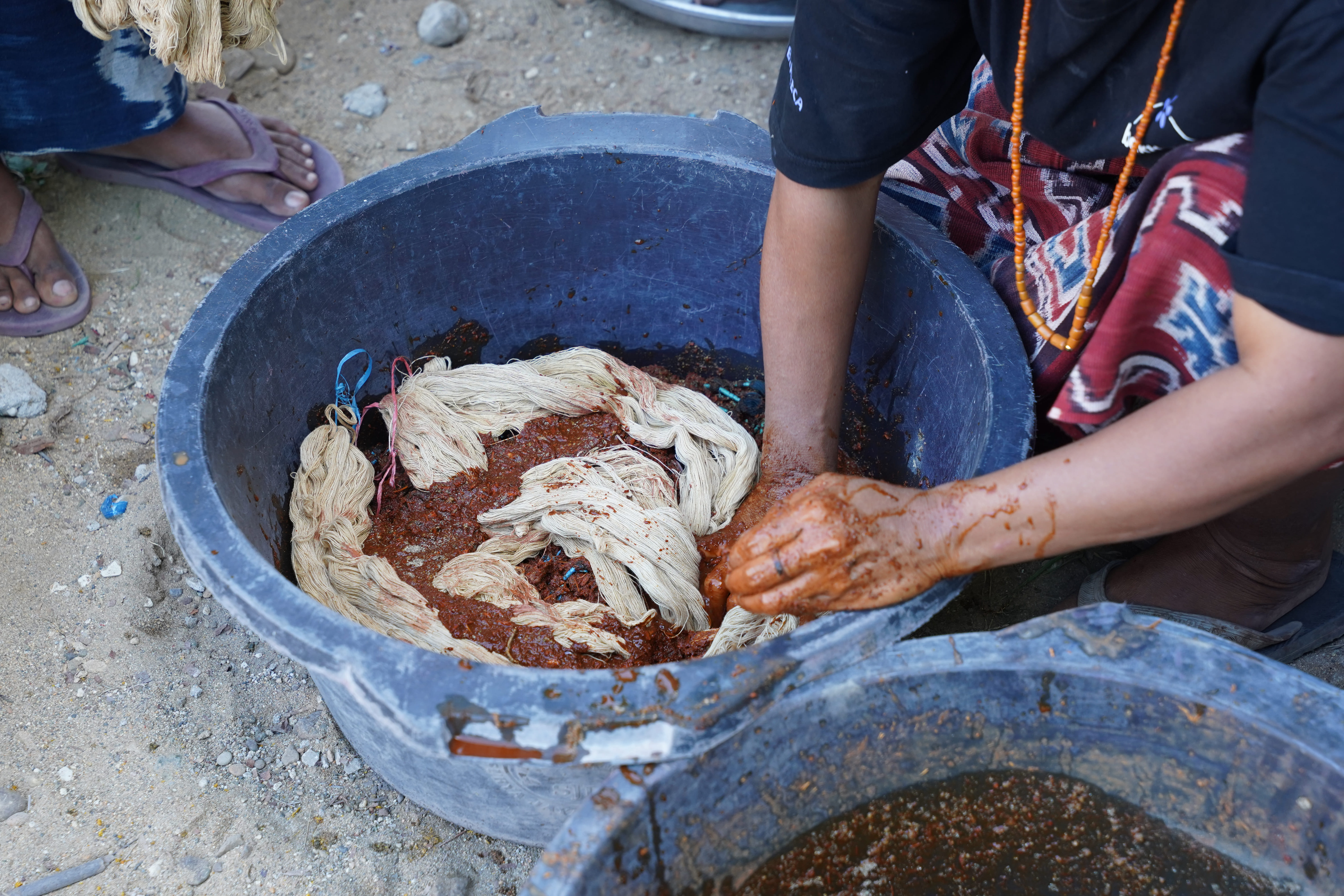 Akar mengkudu adalah bahan pewarnaan merah pada pengrajin tenun ikat