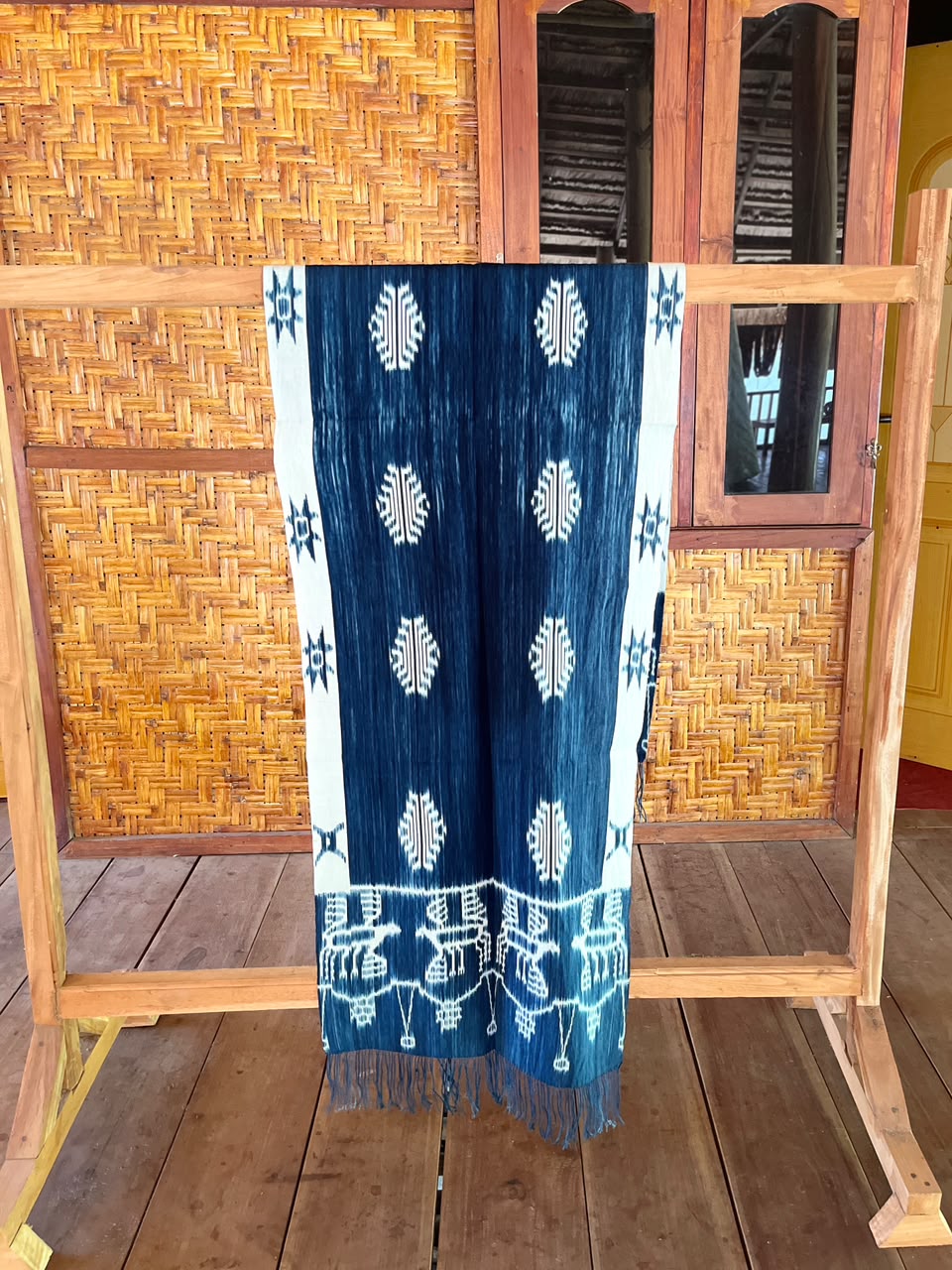 Kain Kawuru Motif Tangawahil 