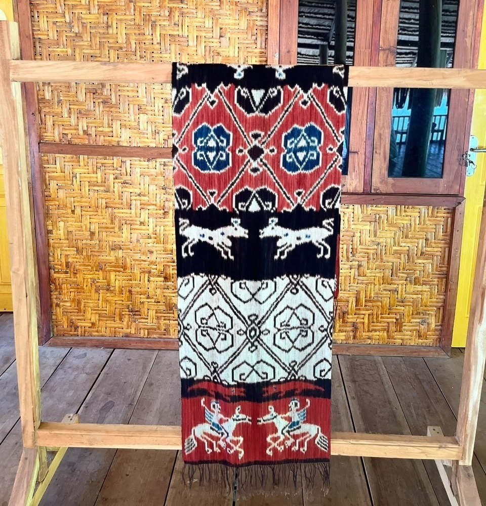 Kain Kombu Motif Karihu & Penunggang Kuda